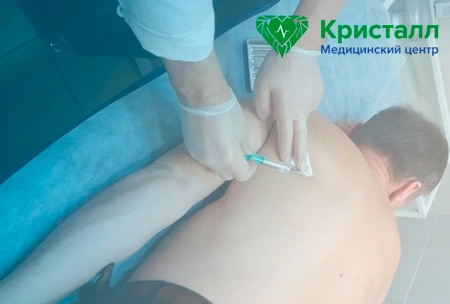 Врач оказывает услугу по введению препарата Эспераль