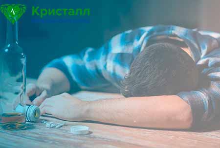 Мужчина в состоянии хронического алкоголизма